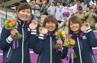 女子団体で銅メダルを獲得し笑顔の左から早川漣、蟹江美貴、川中香緒里（共同）