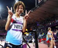 女子１万メートル決勝で９位の新谷は笑顔でＶサイン（撮影・田崎高広）