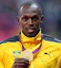 １００メートルの表彰式で金メダルを手に、笑顔を見せるボルト（撮影・田崎高広）