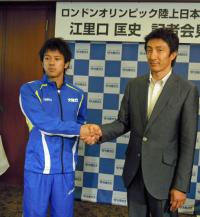 江里口（左）は五輪４度出場の朝原コーチと握手（撮影・近間康隆）
