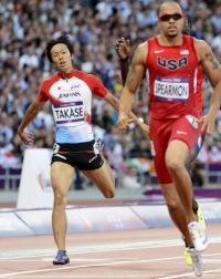 男子２００メートル準決勝　２０秒７０でゴールする高瀬（左）（共同）