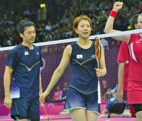 デンマーク組に敗れ、敗退が決まった池田(左)、潮田組(共同)