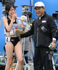 女子５０００メートルで世界陸上出場を決めた絹川愛（左）を祝福する渡辺高夫コーチ