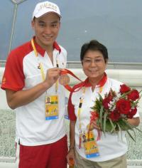 ０８年８月、松田（左）は、久世コーチの首に銅メダルをかけ笑顔を見せた