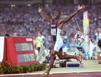 ９６年、アトランタ五輪の男子２００メートルで世界新記録で優勝するマイケル・ジョンソン