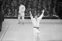 ６４年、東京五輪柔道無差別級で金メダルを獲得したヘーシンク