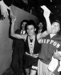 ６４年１０月、東京五輪で金メダルを獲得した桜井孝雄