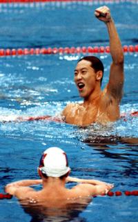 ８８年、ソウル五輪男子１００メートル背泳ぎ決勝で金メダルを獲得した鈴木大地