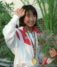 競泳女子２００メートル平泳ぎで金メダルを獲得した岩崎恭子（１９９２年７月２７日）