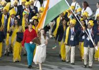 インド選手団に紛れ込み、一緒に入場行進する女性（先頭の少女の後ろ）（共同）