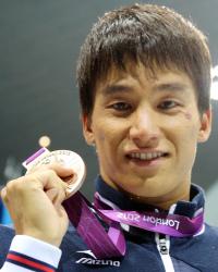 表彰式後、目に涙をため銅メダルを持つ松田丈志（撮影・田崎高広）