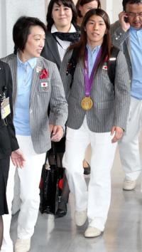 金メダルを胸に帰国した吉田沙保里（右）と橋本聖子副団長（撮影・神戸崇利）