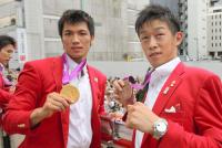 パレードの車に乗り込んだボクシング男子の村田諒太（左）と清水聡（代表撮影）