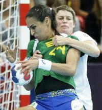 ゴール前でポジション争いをするブラジル選手（左）と英国選手（ＡＰ）