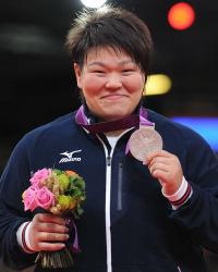 女子７８キロ超級で銀メダルを獲得しメダルを手にする杉本（撮影・たえ見朱実）