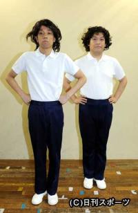 「あたりまえ体操」を披露したＣＯＷＣＯＷの多田健二（左）と山田与志