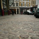 ロンドン博物館近くにある裏通り「リトルブリテイン通り」。道幅は７メートルほどの狭さ