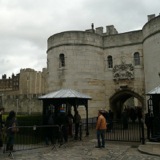 折り返し地点のロンドン塔。１０６６年に即位したウィリアム征服王がロンドンを守るために建設した要塞（ようさい）。その後は牢獄（ろうごく）として長く使われ、公開処刑場だった