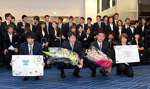 男女サッカー日本代表出発