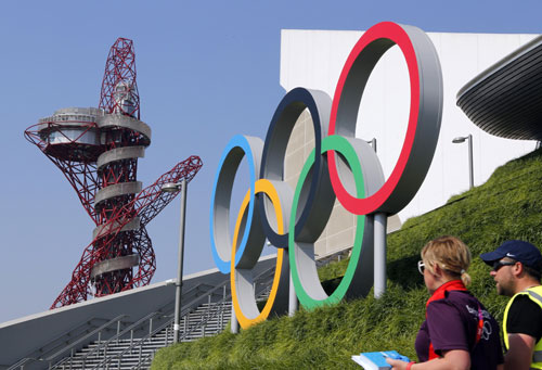 五輪マークとタワー「オービット」