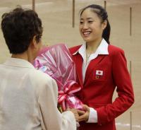 激励壮行会で花束を受け取るロンドン五輪新体操代表の田中琴乃（共同）