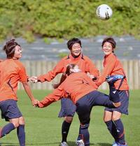 後方でボールをけり上げる沢(手前)(撮影・松本俊)