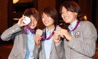 銀メダルを手に笑顔を見せる左から阪口、安藤、熊谷（撮影・浅見桂子）