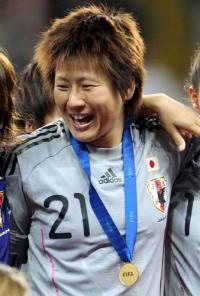 女子Ｗ杯独大会決勝で金メダルを獲得し笑顔の海堀あゆみ（２０１１年７月１７日）