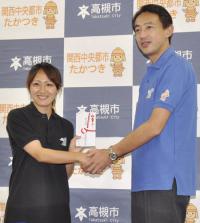 浜田剛史・高槻市長と握手するロンドン五輪女子サッカー代表の丸山桂里奈（共同）