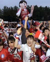 ３位決定戦で日本に勝利し、ソウル市庁前の広場で喜ぶ市民（共同）