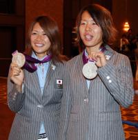 銀メダルを手に笑顔を見せる川澄（左）と岩清水（撮影・浅見桂子）