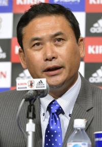ロンドン五輪のサッカー女子日本代表を発表する佐々木則夫監督（共同）