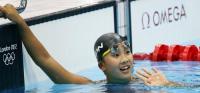 女子２００メートル平泳ぎ予選　予選を通過し、笑顔で手を振る渡部（撮影・田崎高広）