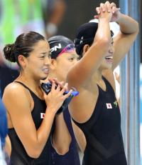 女子８００メートルリレー予選　最終泳者高野の泳ぎを祈りながら見つめる左から伊藤、松本、上田（撮影・田崎高広）