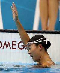 女子２００メートルバタフライ　銅メダルを獲得し手を振る星（撮影・田崎高広）