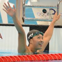 女子２００メートル平泳ぎ決勝　銀メダルを獲得し手を振る鈴木聡美（撮影・たえ見朱実）