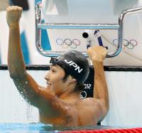 男子４００メートル個人メドレー　銅メダルを獲得した萩野は応援席へガッツポーズ（撮影・田崎高広）