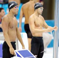 男子１００メートル平泳ぎ予選　競技前、立石の右横で厳しい表情をみせる北島（撮影・田崎高広）