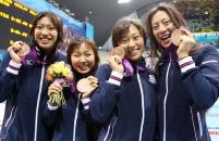 銅メダルを手に笑顔を見せる、左から上田、加藤ゆか、鈴木、寺川（撮影・田崎高広）