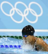 女子１００メートル平泳ぎ予選で準決勝進出を決めた松島美菜（共同）