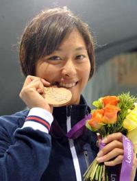 ３位に入賞した鈴木は、うれしそうに銅メダルを口元に寄せた（撮影・たえ見朱実）