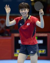 女子シングルスで４回戦進出を決め、笑顔で声援に応える石川佳純（共同）