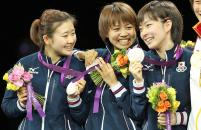 表彰台で銀メダルを手に笑顔を見せる、左から福原、平野、石川（撮影・田崎高広）