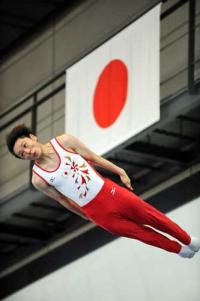 日の丸を背に、公開練習で華麗な演技を披露したトランポリン日本代表の伊藤