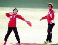 ロッテ対楽天で始球式を行うトライアスロン五輪代表の上田（左）と細田