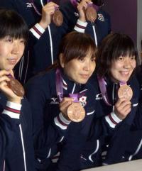 銅メダルを手に笑顔を見せる女子バレーボールの竹下（中央）