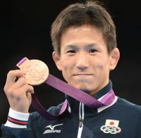 男子フリー５５キロ級で獲得した銅メダルを手にする湯元進一（撮影・たえ見朱実）