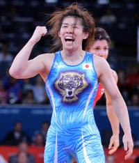 女子５５キロ級　金メダルを獲得しガッツポーズの吉田（撮影・田崎高広）