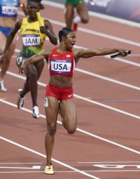 女子４００メートルリレー決勝　世界新でゴールし電光掲示板を指さす米国のジーター（共同）