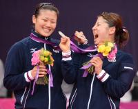 女子ダブルスで銀メダルを獲得し笑顔を見せる垣岩（左）と藤井（撮影・たえ見朱実）